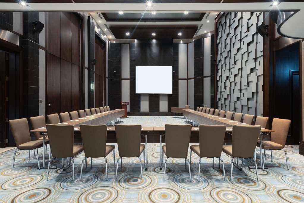 Radisson Blu Hotel. Media * Dubai